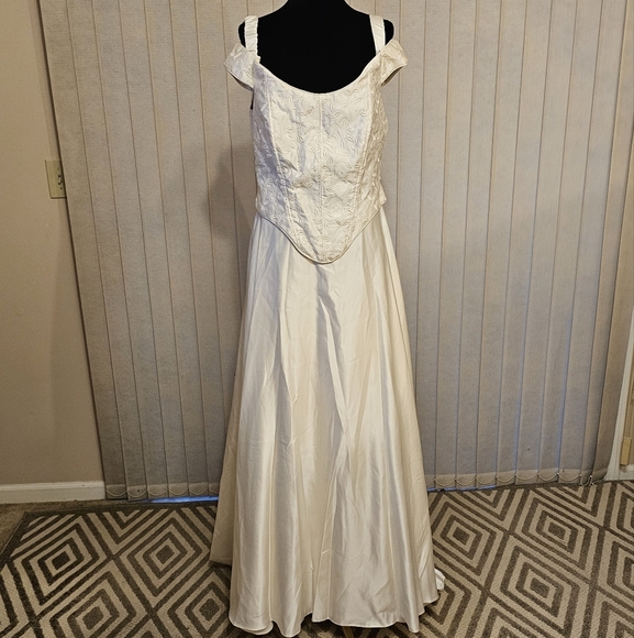 Chic Off-Shoulder Cream Wedding Dress - Picture 1 of 4